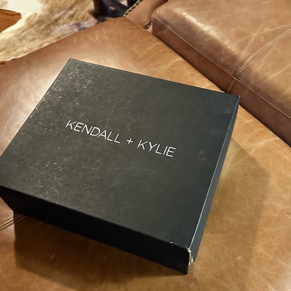 Kendall & Kylie Black Platform Sneaker w/ Sequins. Size 9. Box not included. - Picture 2 of 7